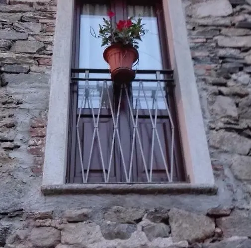 All'ombra Dell'antica Pietra * Orta San Giulio