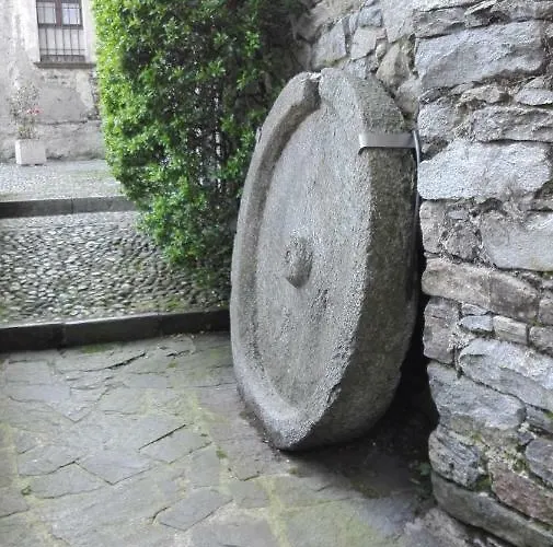 All'ombra Dell'antica Pietra *